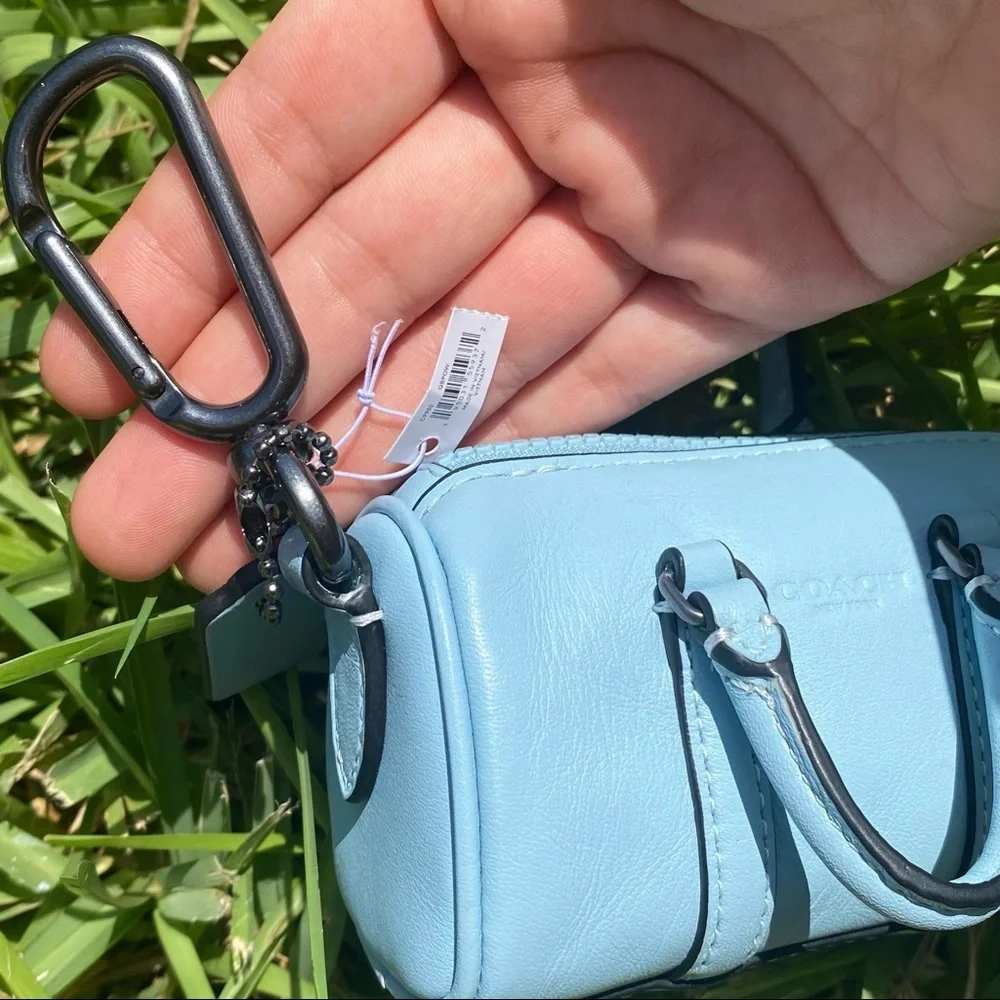 Coach luggage back light blue keychain - Picture 2 of 4